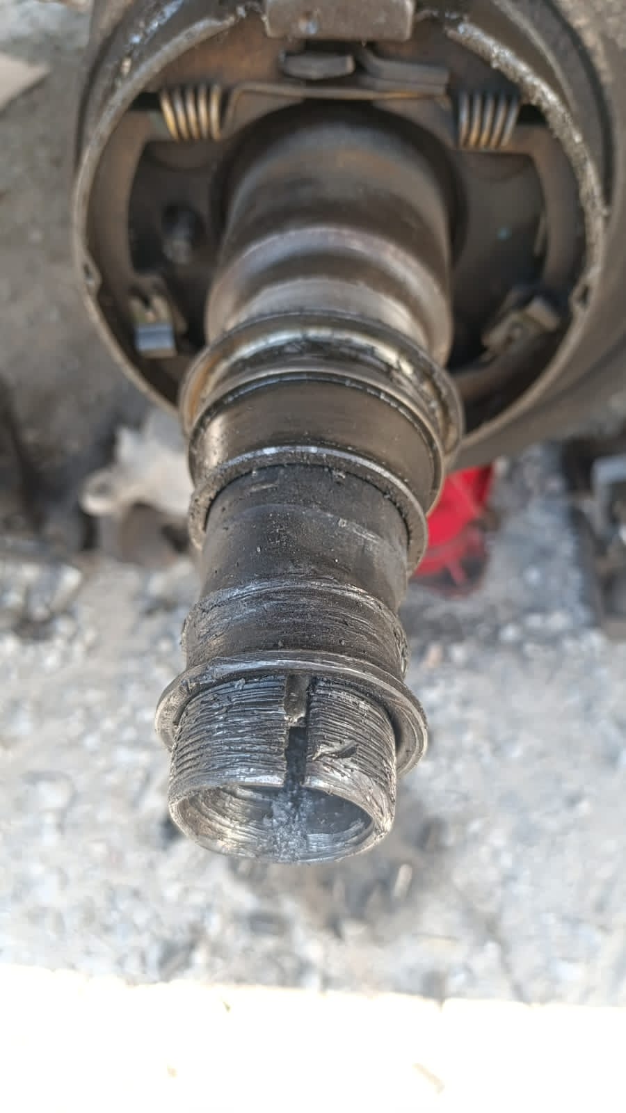 Espiga con rosca destruida, antes de reparar